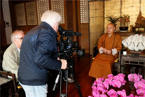 拍摄宣传纪录片,并现场对灵隐寺方丈光泉法师进行专访,向波兰人民讲解