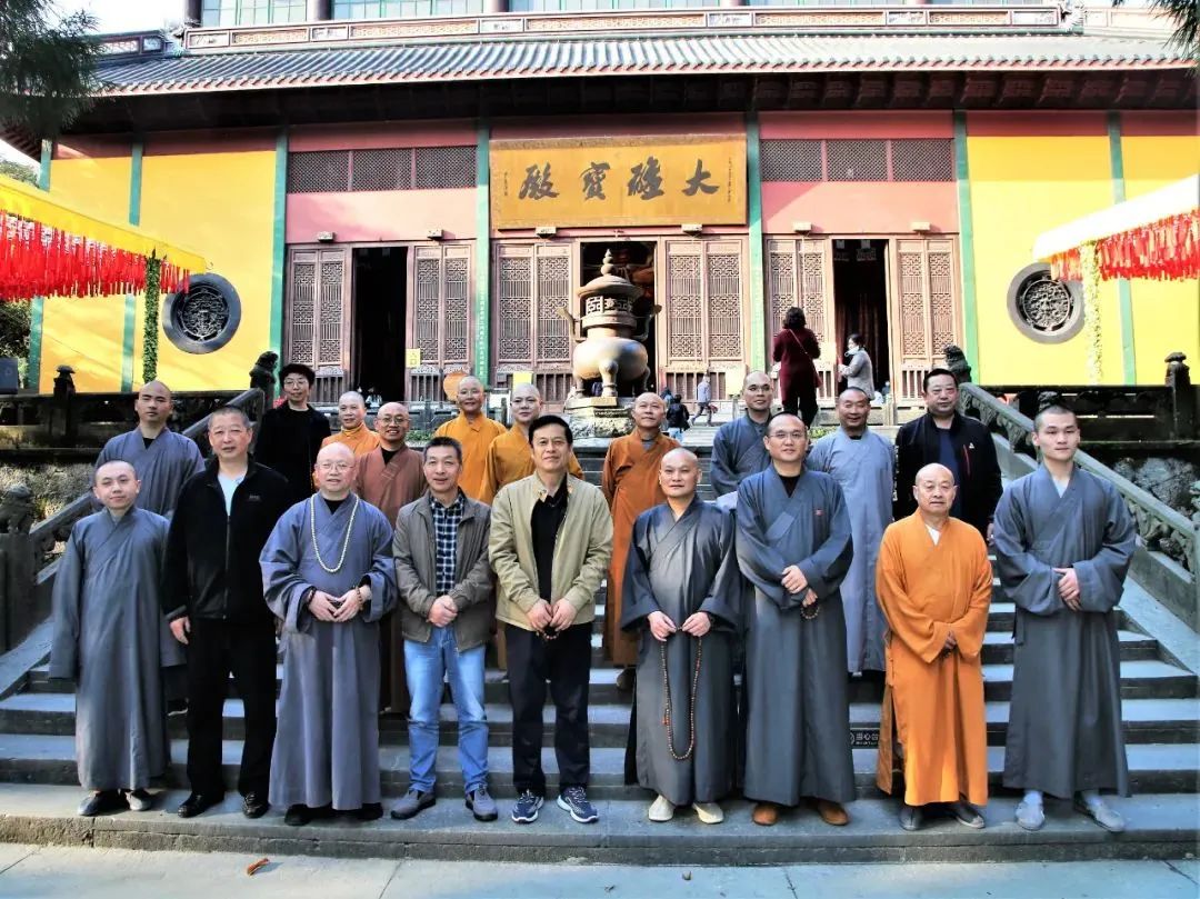 四川佛协考察团与灵隐寺法师一起合影11月13日,由四川省民宗委一级