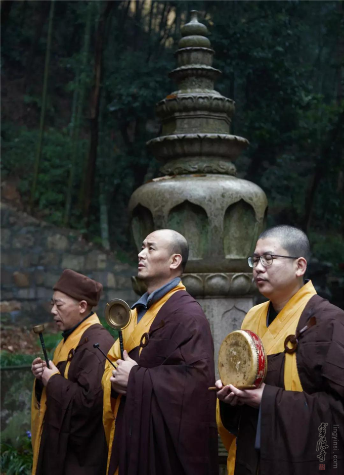 上午10时,奉杭州灵隐寺方丈光泉大和尚慈命,灵隐寺常住法师分组在祖师